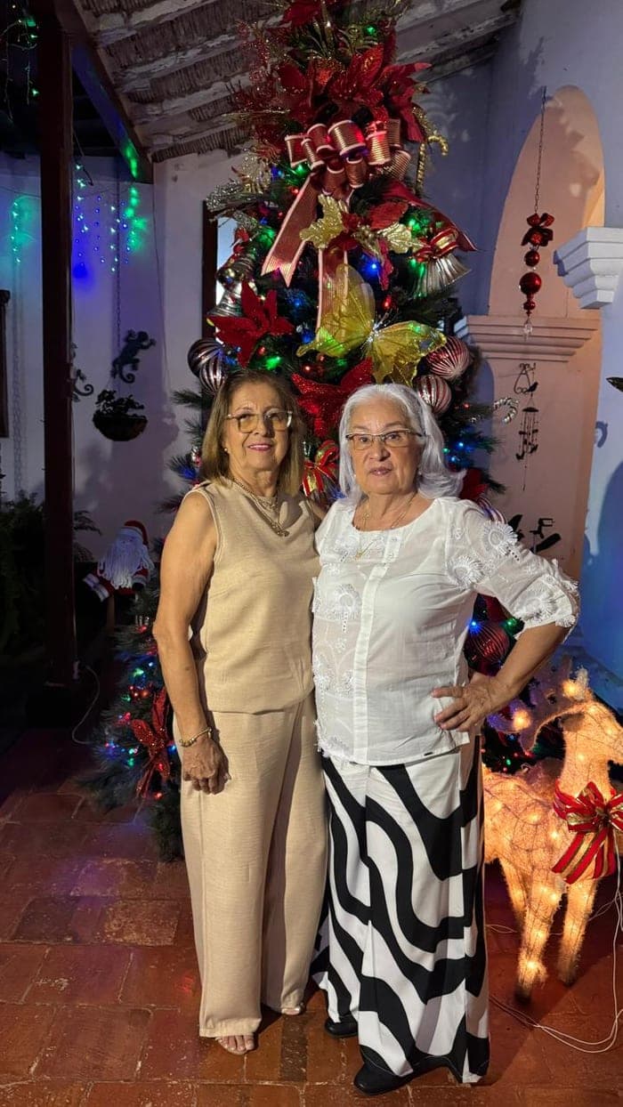 Felipe Flórez, cofundador de Molevi, junto a sus abuelas